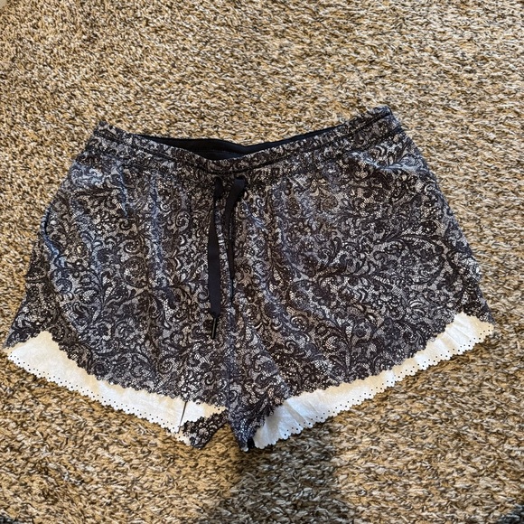 Lululemon size 6 Hit It Short 3 1/2” - Picture 3 of 9